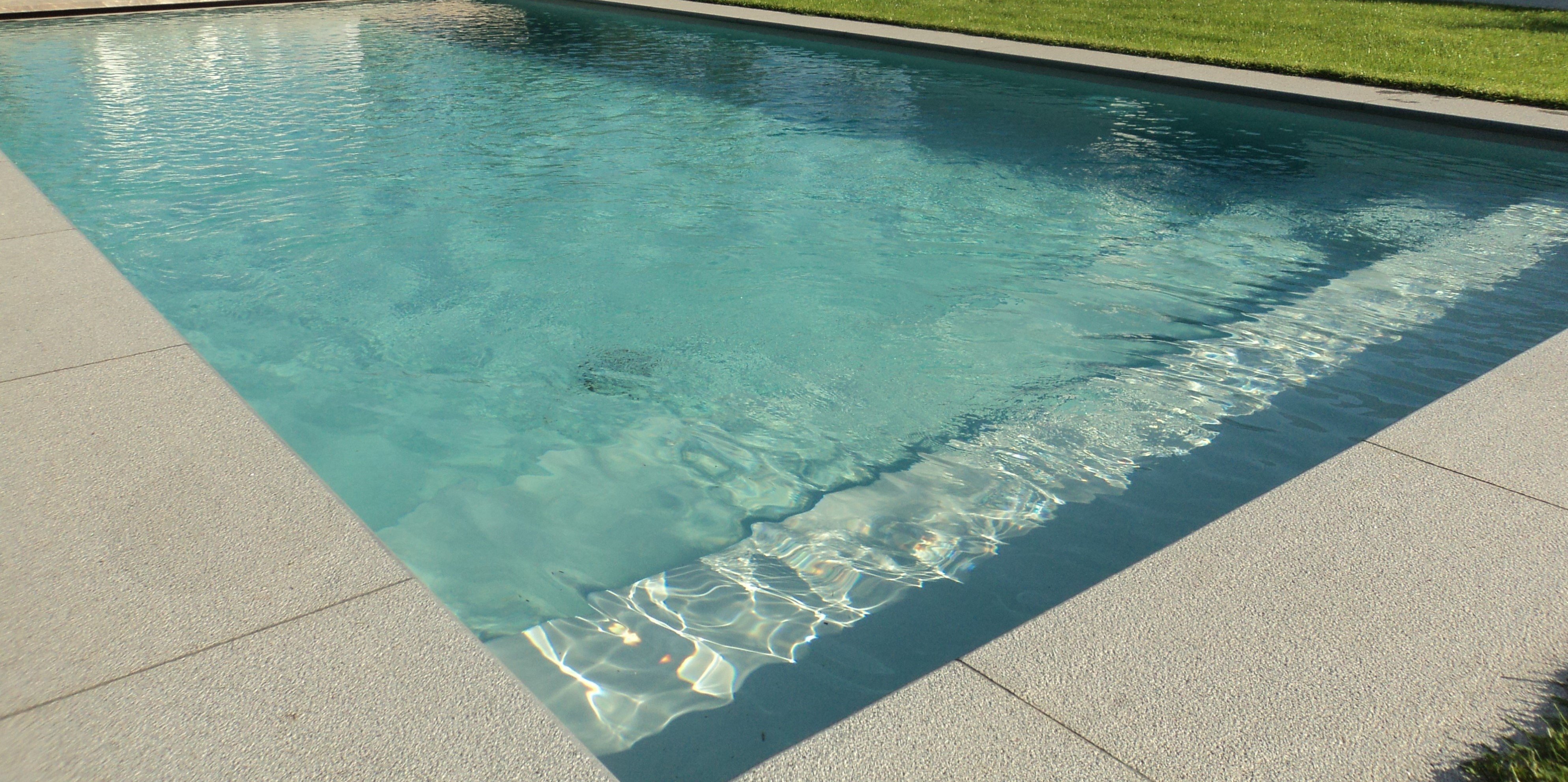 Algen uit zwembad verwijderen - Tips & tricks | Zwembadbouwers